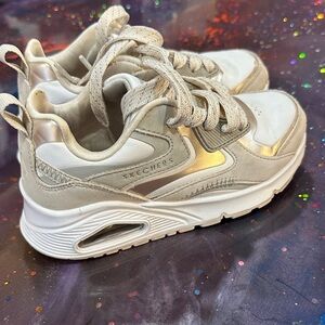 Girls Skechers Beige and Off-White Athletic Shoes size 11